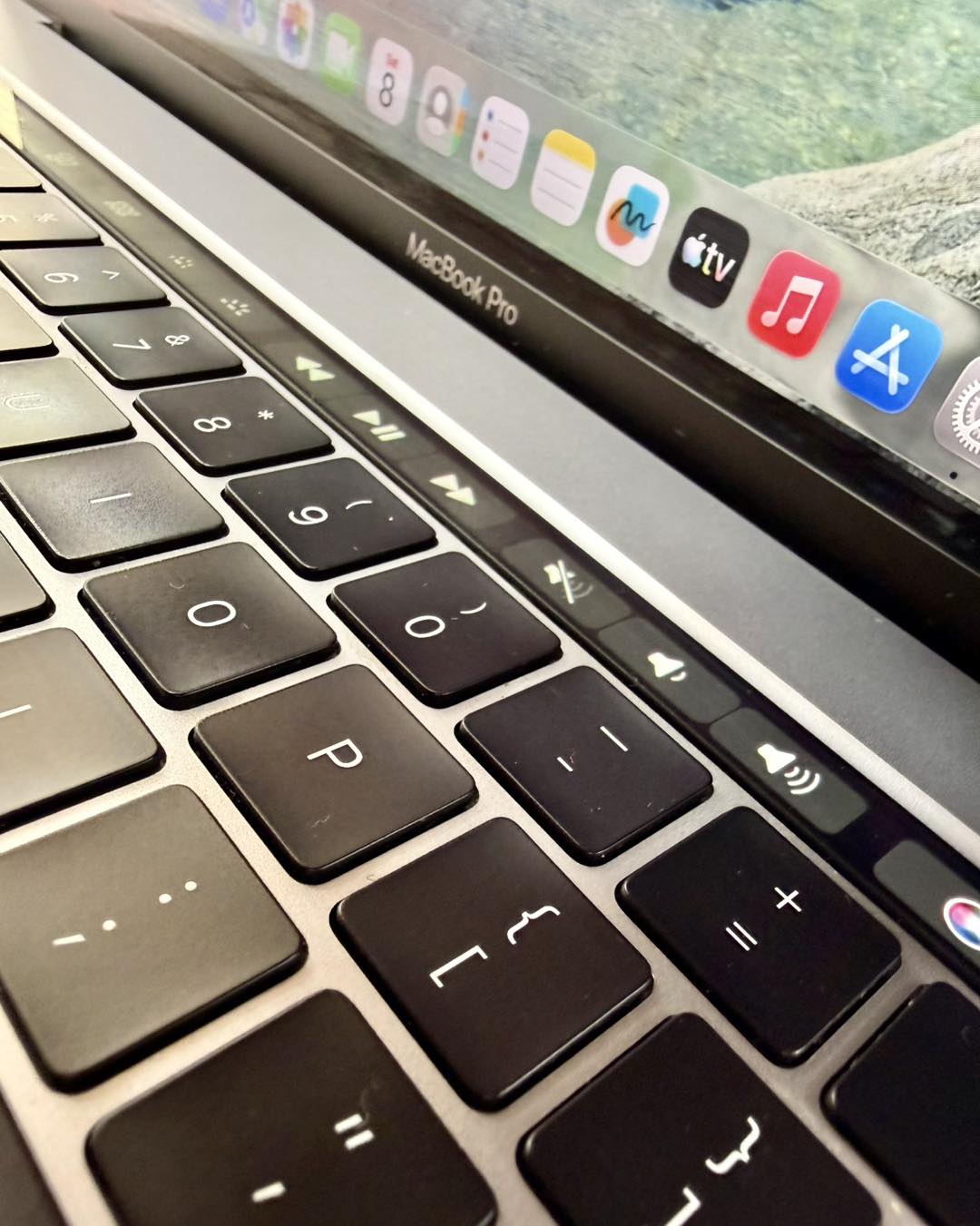 MacBook Pro 2019 16" T-Bar i7 16/512