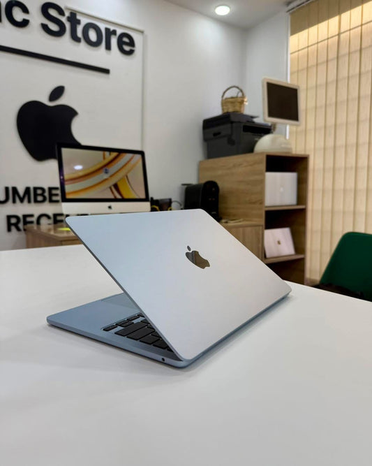 MacBook Air 2025 M4 13.6” 16/256
